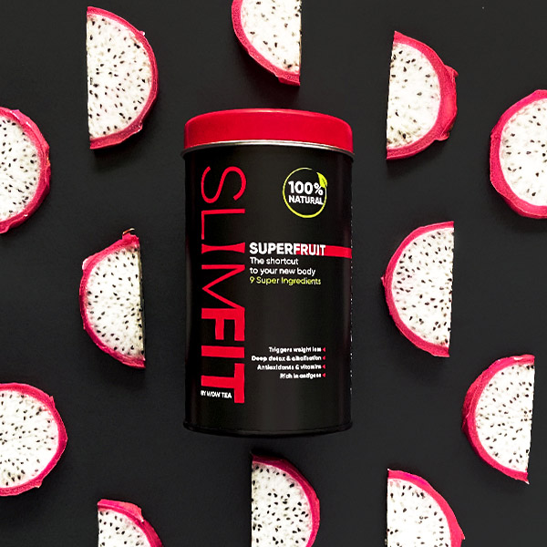 SuperFruit Dose auf schwarzem Hintergrund mit Pitahaya-Hälften