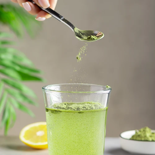 Schritt 1: Löffel mit SuperGreen-Pulver in ein Glas Wasser geben