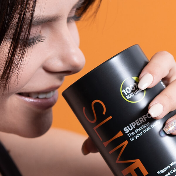 SuperFood Dose im Detail – Nahaufnahme auf orangefarbenem Hintergrund